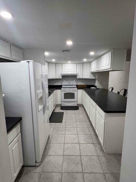 Building Photo - 865 Wilshire Blvd