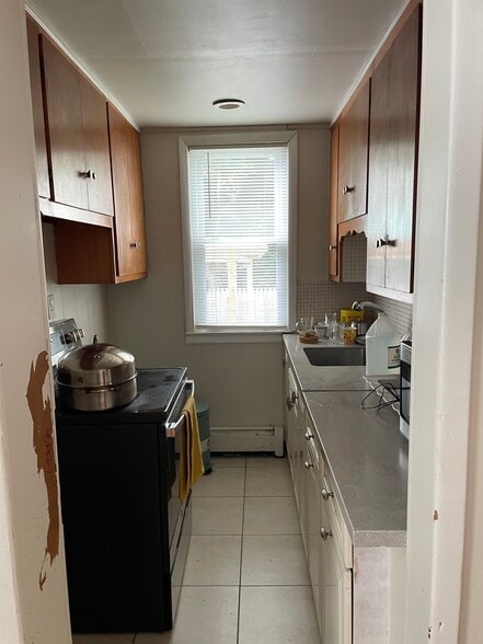 Kitchen - 73 Marion Ave N