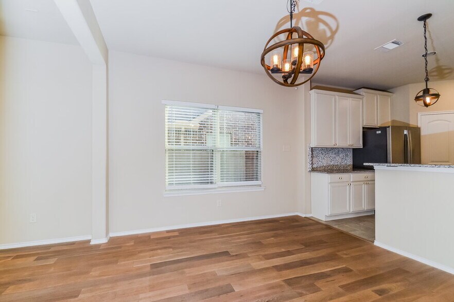 Building Photo - 217 Red Hawk Pl