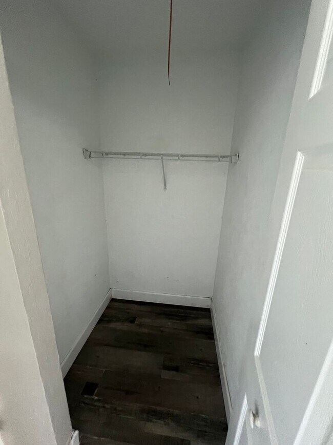 Building Photo - $1,825 ** AVAIL 6/7/25 ** 3 Bed / 2 Bath S...