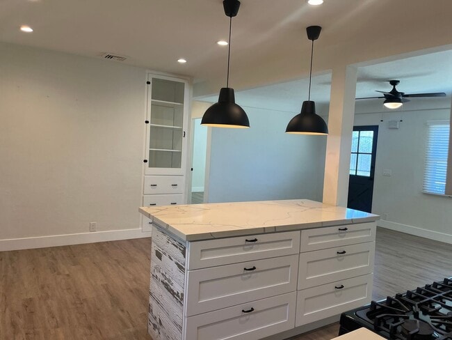 Building Photo - 3bd/2ba Single Story Fallbrook Home With A/C