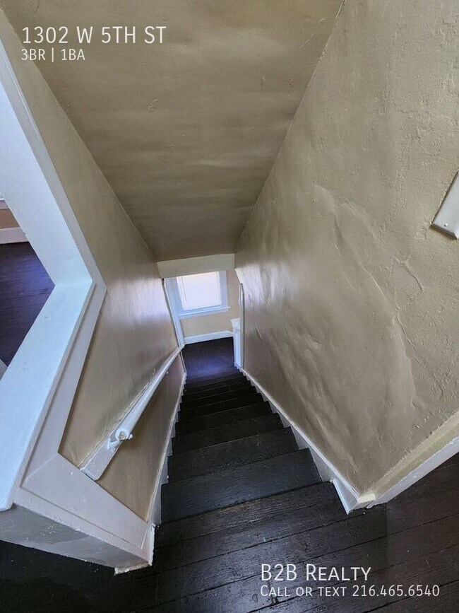 Building Photo - 1302 W 5th St