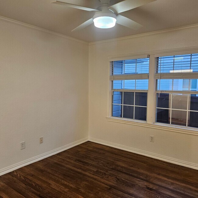 Building Photo - Bradley Duplex