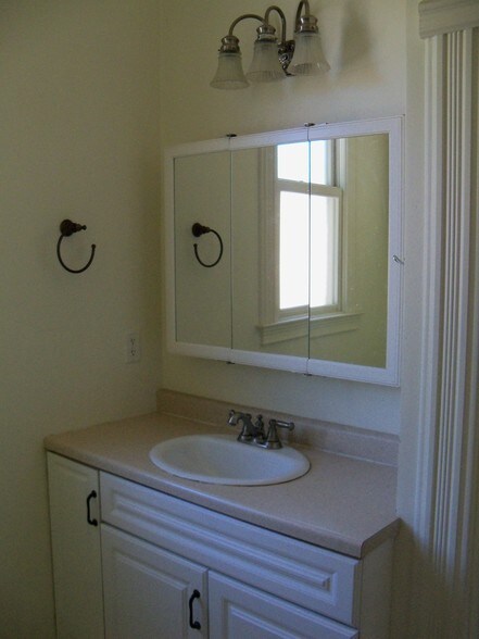 Bathroom - 2623 H St