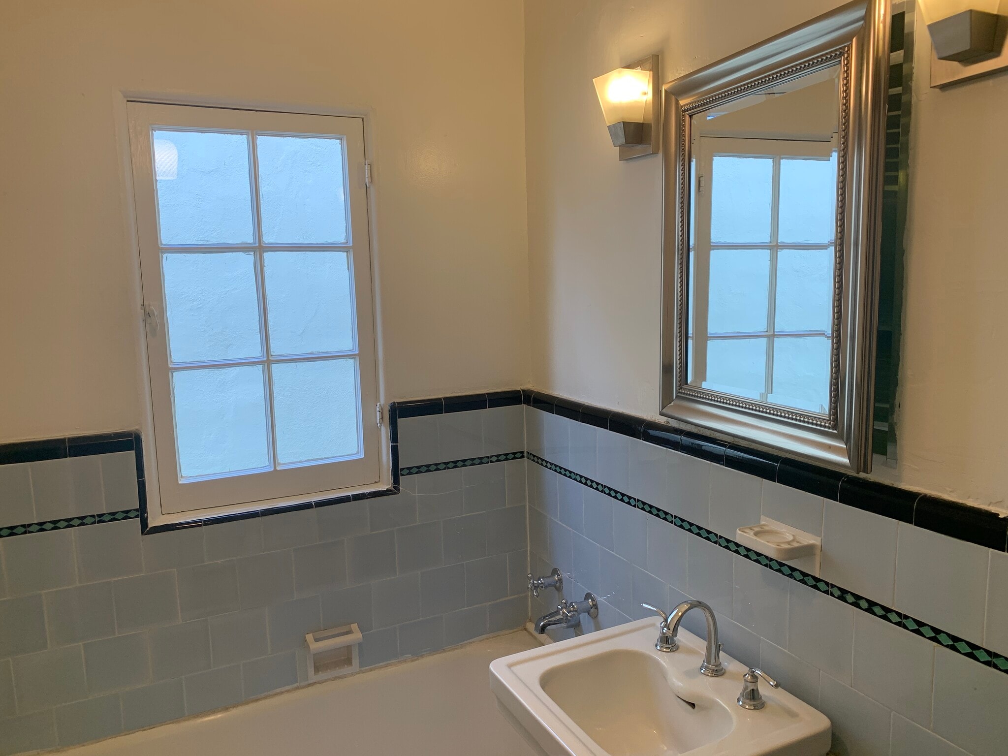 Building Photo - 802 N Sweetzer Ave