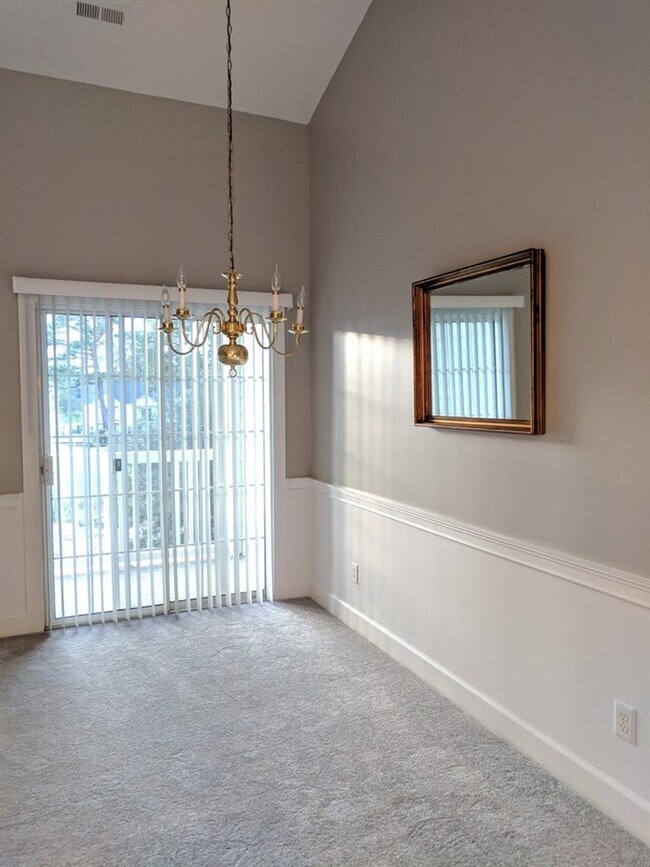 Building Photo - 670 Riverwalk Dr