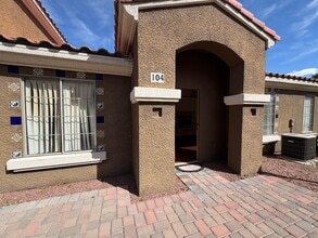 Building Photo - Gorgeous 2 bedroom townhouse Ready for immedate move-in!