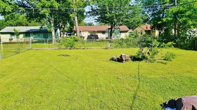 Building Photo - 12116 Hoblitzelle Dr