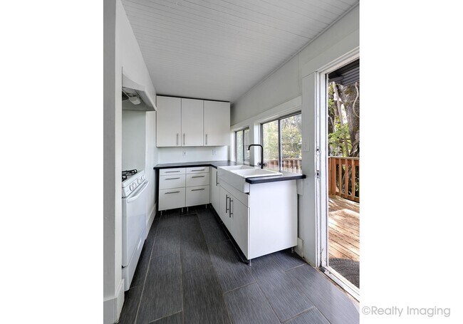 Building Photo - 6015-6017 SE 99th Ave