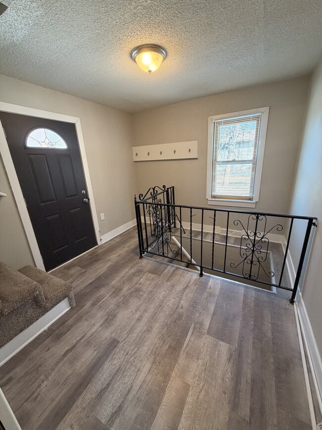 Building Photo - 6909 Lakeview Dr