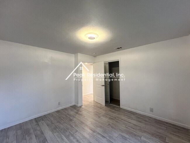 Building Photo - Updated 3bd/2ba Sacramento House