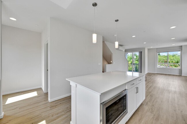Building Photo - 4 Bed 3 Bath Townhouse for Rent!