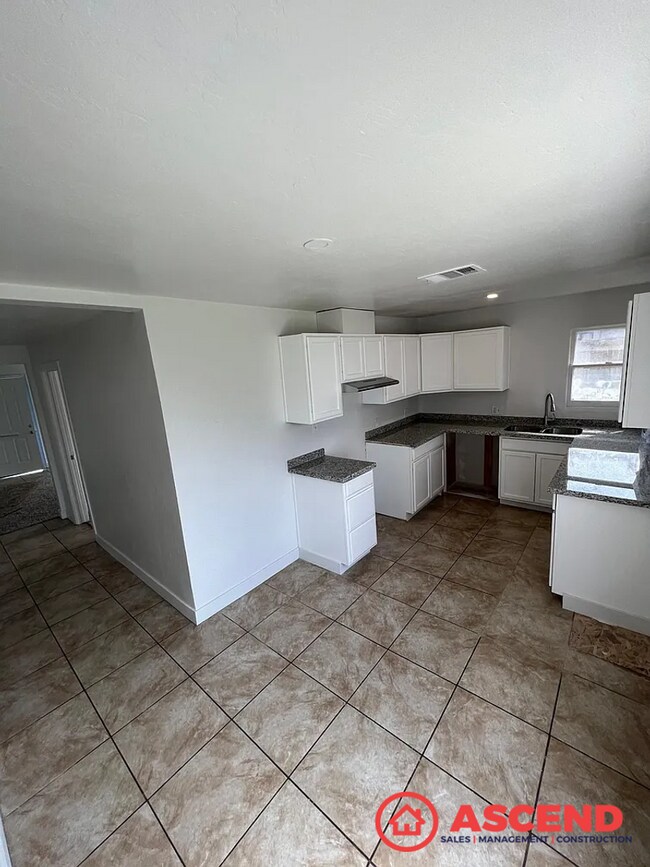 Building Photo - Spacious 3BD/1.5BA Home in Bakersfield's 93308 — Garage, Water Included & Small Pets Welcome!