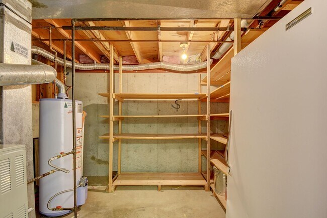 Building Photo - 4 bedroom, 3 bath home with 2 car garage