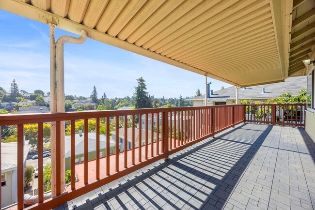 Building Photo - Stunning 2-Bed, 1-Bath Condo in the Heart ...