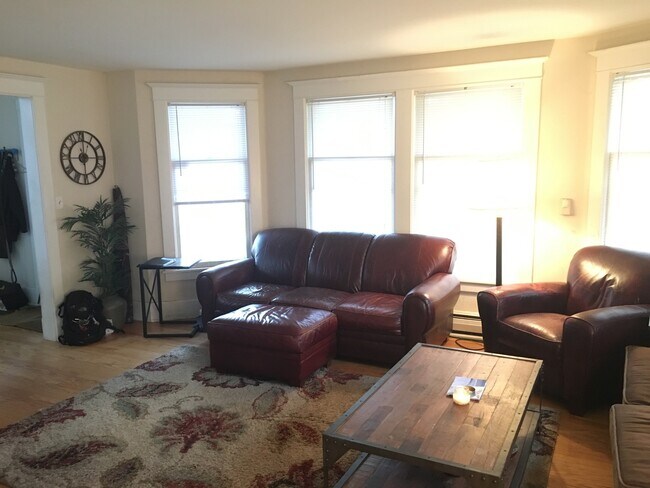 Building Photo - 327 Garfield Ave NW