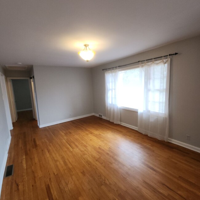 Building Photo - FOR RENT:Cute and Cozy 2 Bedroom, 1 Bath C...