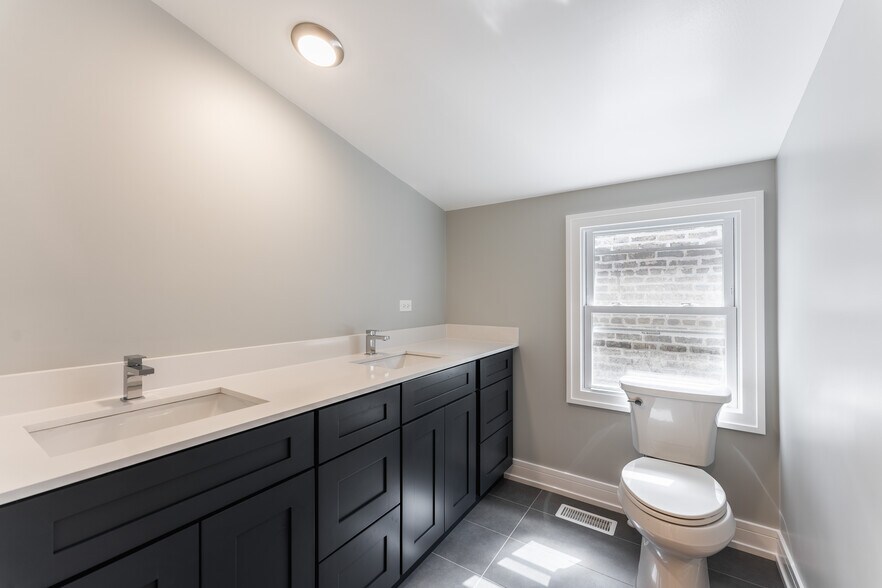 Building Photo - 1725 N Honore St