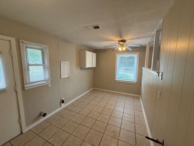Building Photo - Fall special! 1/2 off first month's rent!