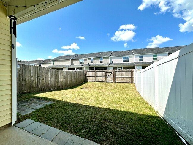 Building Photo - 3 Bed 2 Bath Townhome Located in Cokers Commons in Goose Creek!