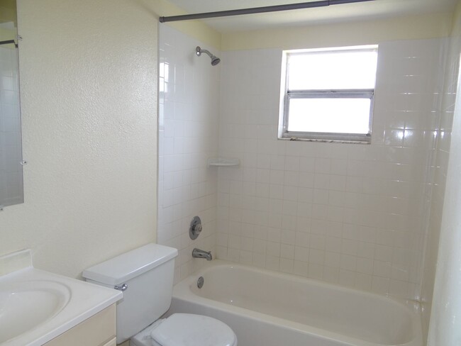 Building Photo - Super Clean 2 bedroom 1 bath