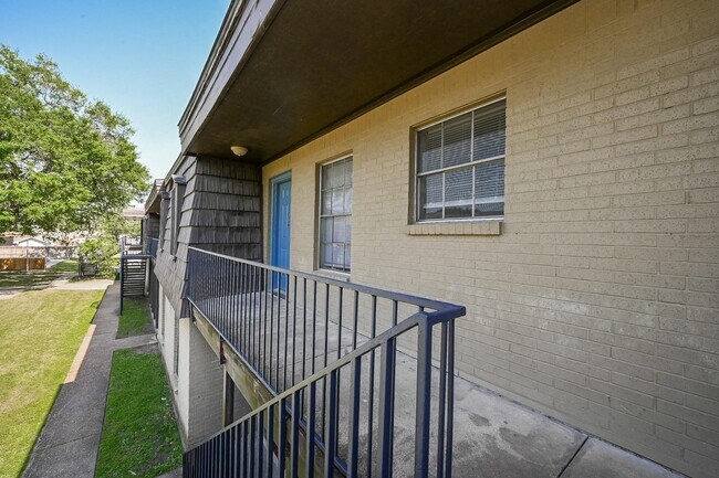 Building Photo - 1518 East Ave