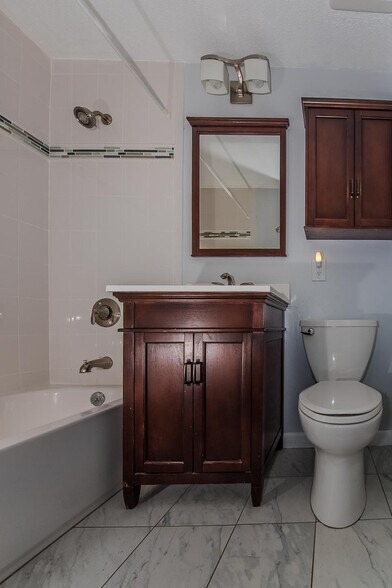 Building Photo - 172 River St