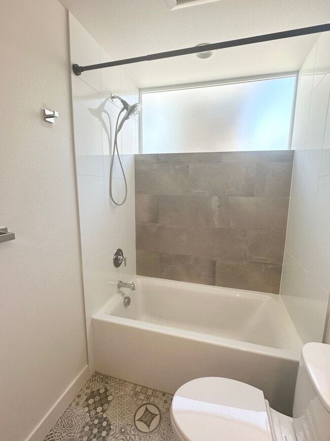 Building Photo - Just listed! Modern 2-bed, 2-bath Townhome...
