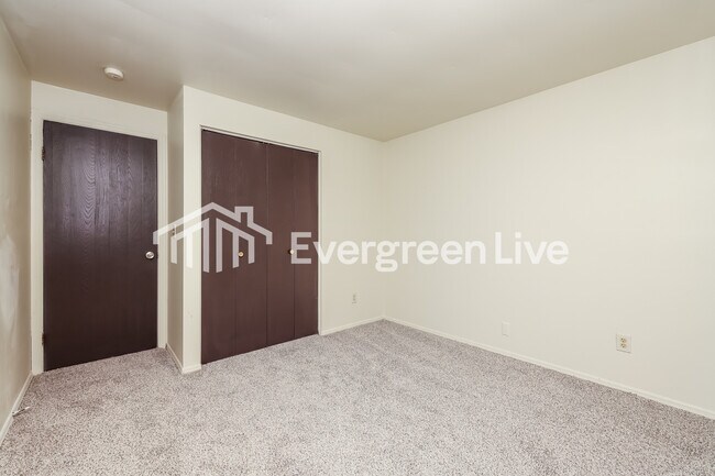 Building Photo - 8811 Foxgate Ct