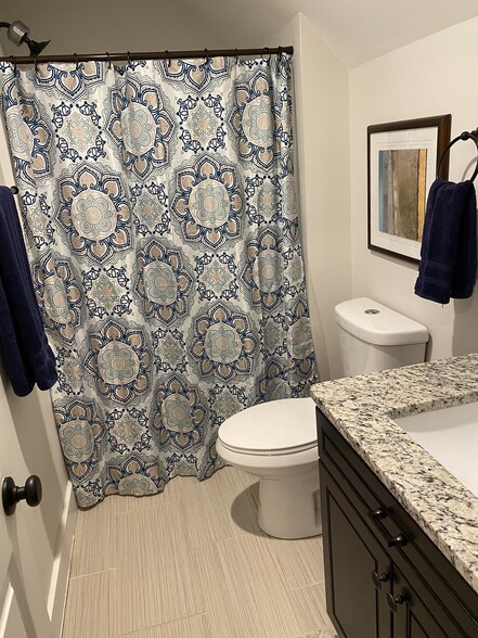 Full bath - 7441 River Rd