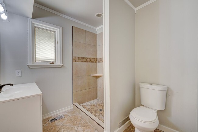 Building Photo - Move-In Ready 4-Bedroom Gem Minutes from D...