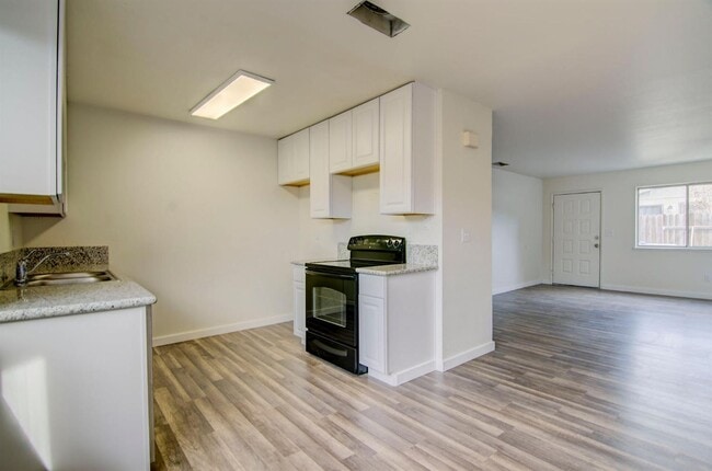 Building Photo - 3 Bedroom 2 bathroom Duplex in Sacramento