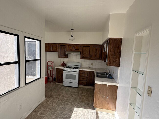 Building Photo - 5942 Willoughby Ave