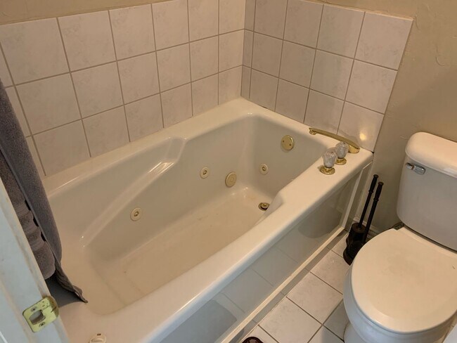 Building Photo - 746 Larkspur Ln