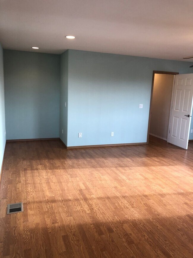 Building Photo - ***PENDING APPLICATION***Beautiful 3 Bedroom Home with Massive Garage and Bonus Room