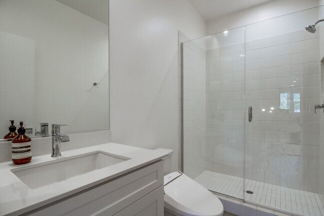 Building Photo - Welcome to your modern La Mesa townhome with solar!