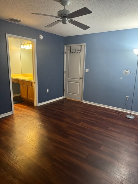 Building Photo - 697 Sheridan Woods Dr
