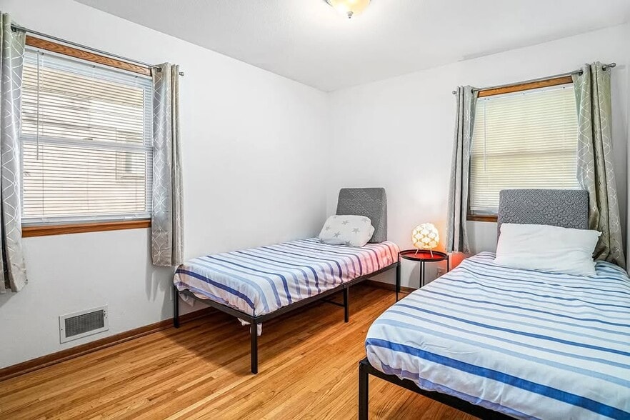 Building Photo - 4025 Chowen Ave S