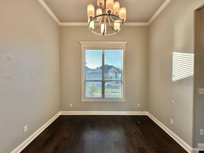 Building Photo - Available Now! Stunning 3 Bed 2 Bath in So...