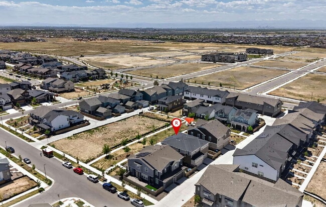 Building Photo - Beautiful 3 bed, 3 bath townhome in the lovely Painted Prairie Community!