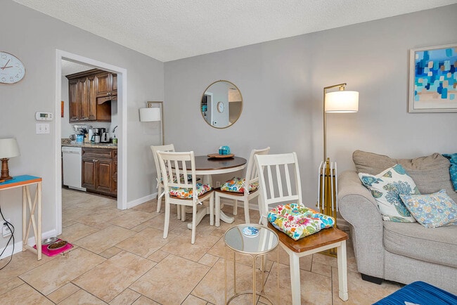 Building Photo - 132 S Island Square Dr