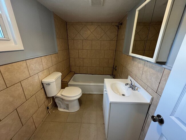Building Photo - Christian Park 2 Bedroom 1 Bath