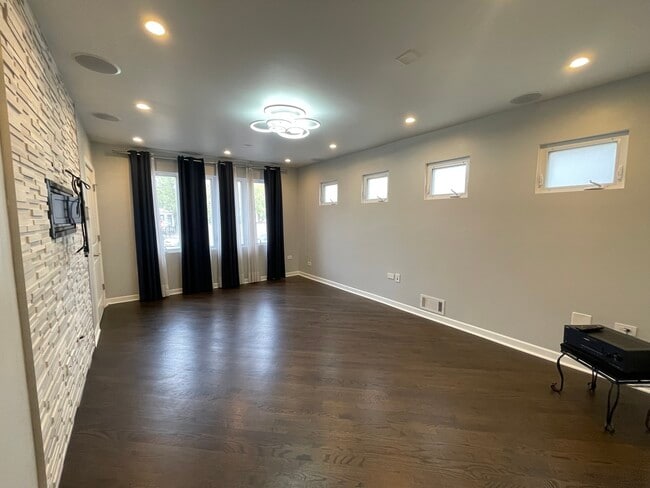 Building Photo - 3230 N Elston Ave