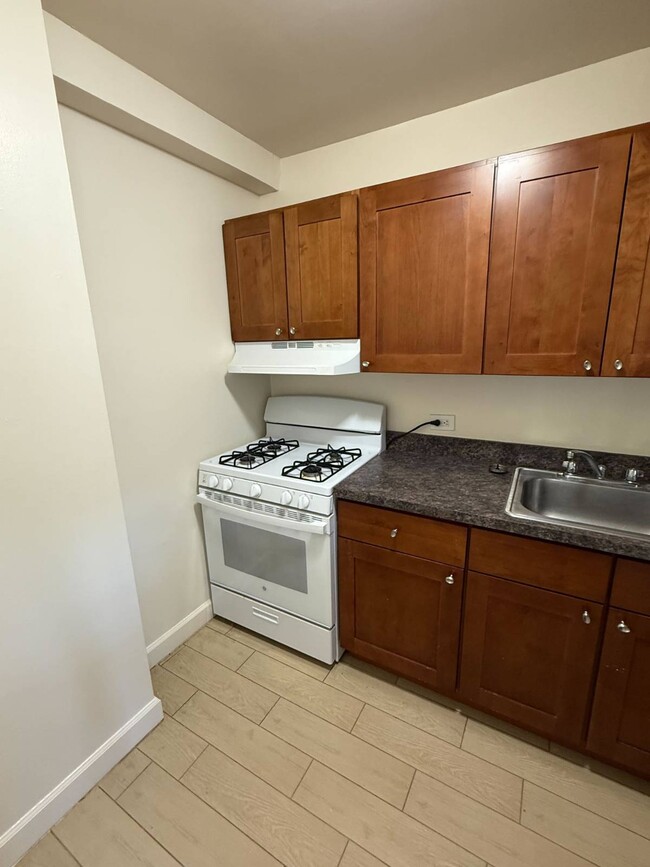 Building Photo - 80 Guion Pl