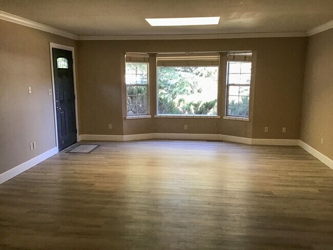 Building Photo - 3 Bedroom Home in Gilroy