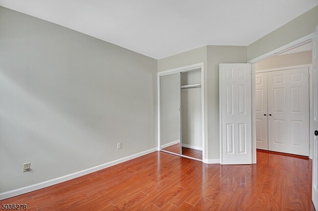 Building Photo - 122 Harvest Ln