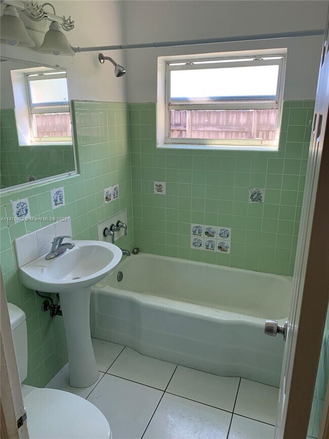 Building Photo - 1335 NE 182nd St