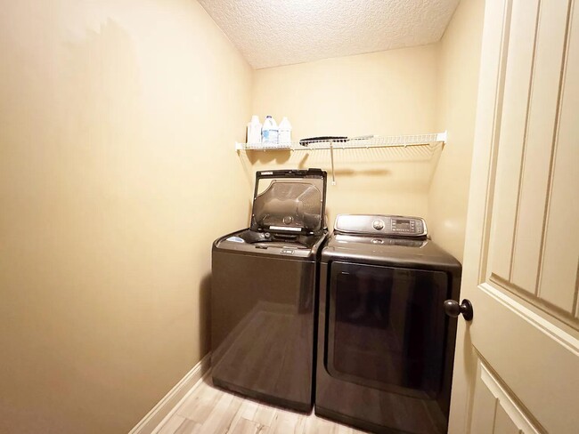 Building Photo - 106 S Hamlet Ct