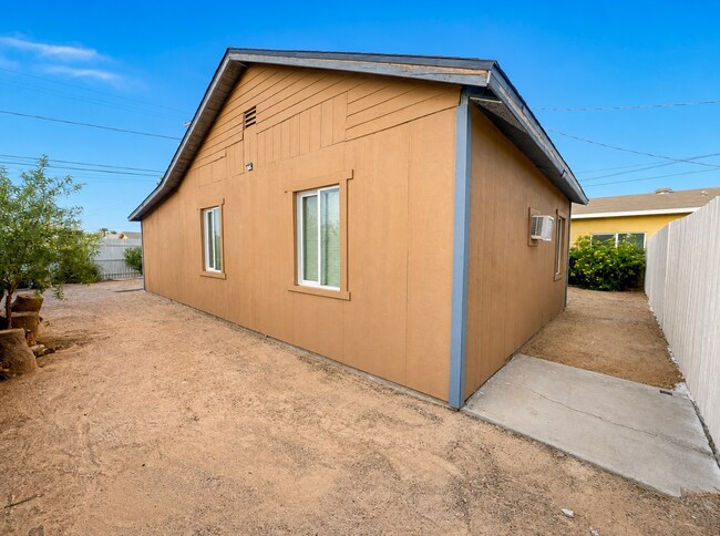 Building Photo - 240 1/2 E Beech Ave