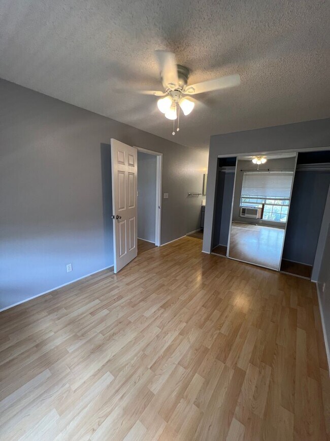 Building Photo - Upstairs Corner Unit 1 Bedroom/1 Bath Town...